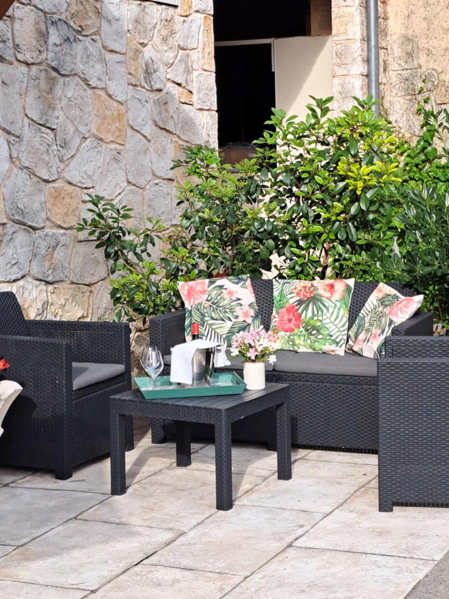 Mireille Apartment Carros
